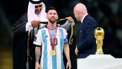 نجم المنتخب الأرجنتين ليونيل ميسي لحظة ارتدائه البشت