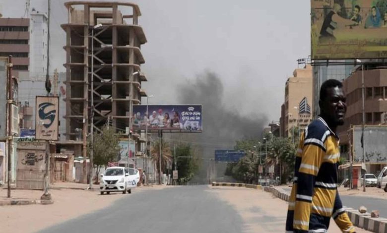 دمر منزله وفقد أعز أصدقائه...طفل سوداني يبكي ويستغيث من الحرب ويحزن ألاف النشطاء