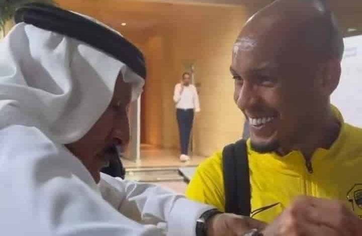 إعلامي سعودي يتصدر الترند بهديته الفاخرة للاعب برازيلي (فيديو)