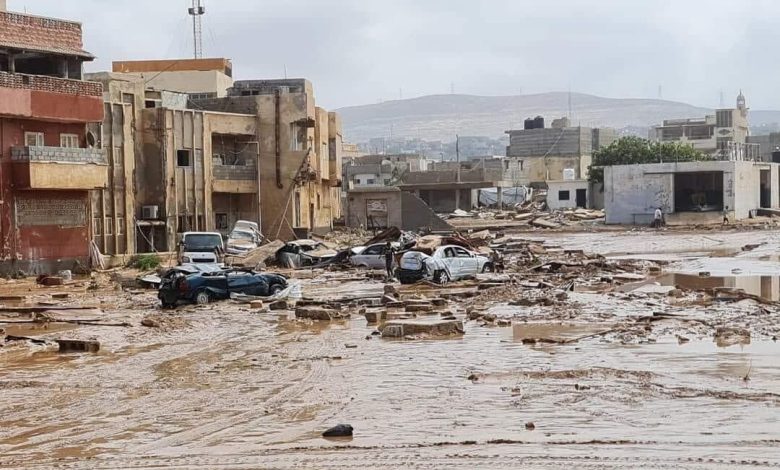 دفنوا دون حضوره...فيديو مؤلم لأب ليبي مكلوم فقد جميع أبنائه في درنة(فيديو)